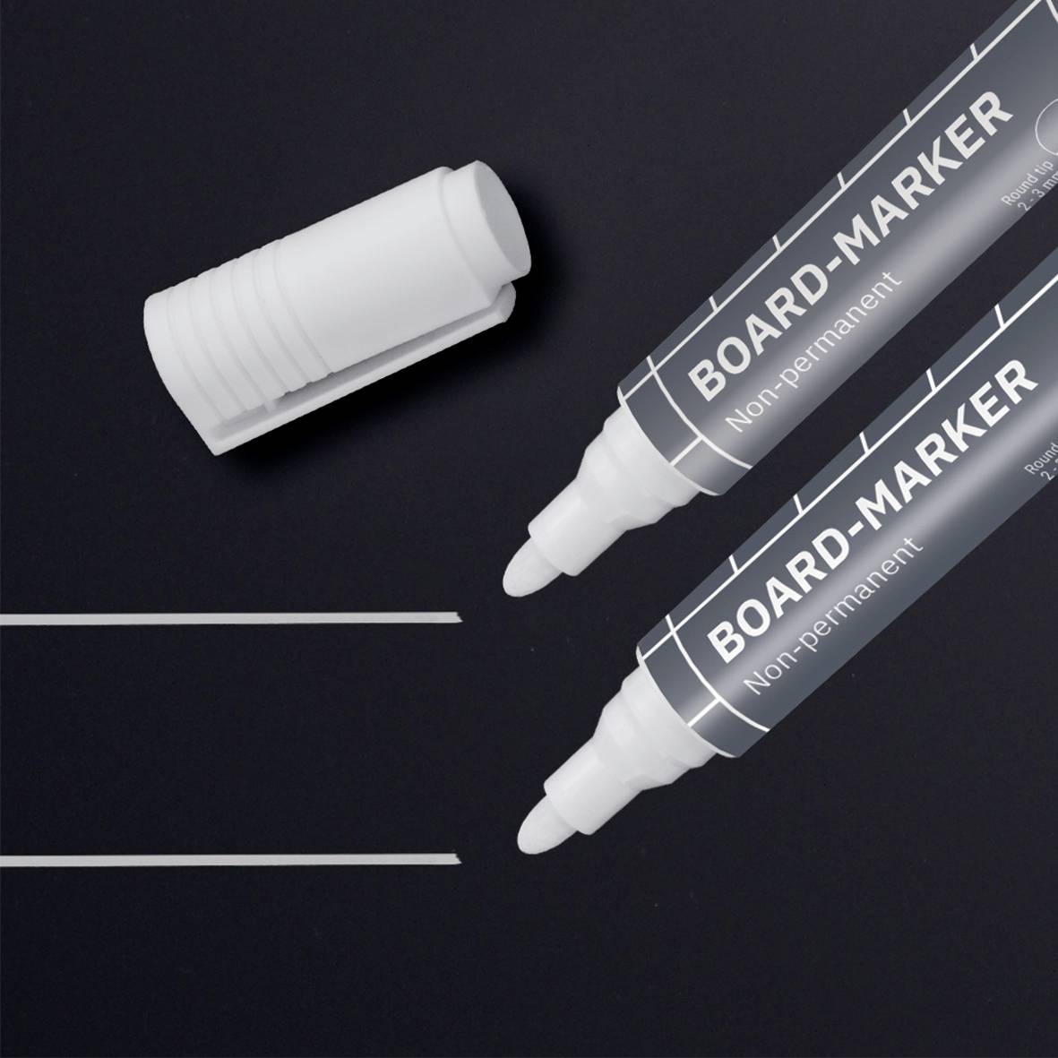 Weiße Boardmarker und Kappe auf schwarzem Hintergrund, zwei gezeichnete Linien unten. Text auf den Markern: 'Board-Marker Non-Permanent'.