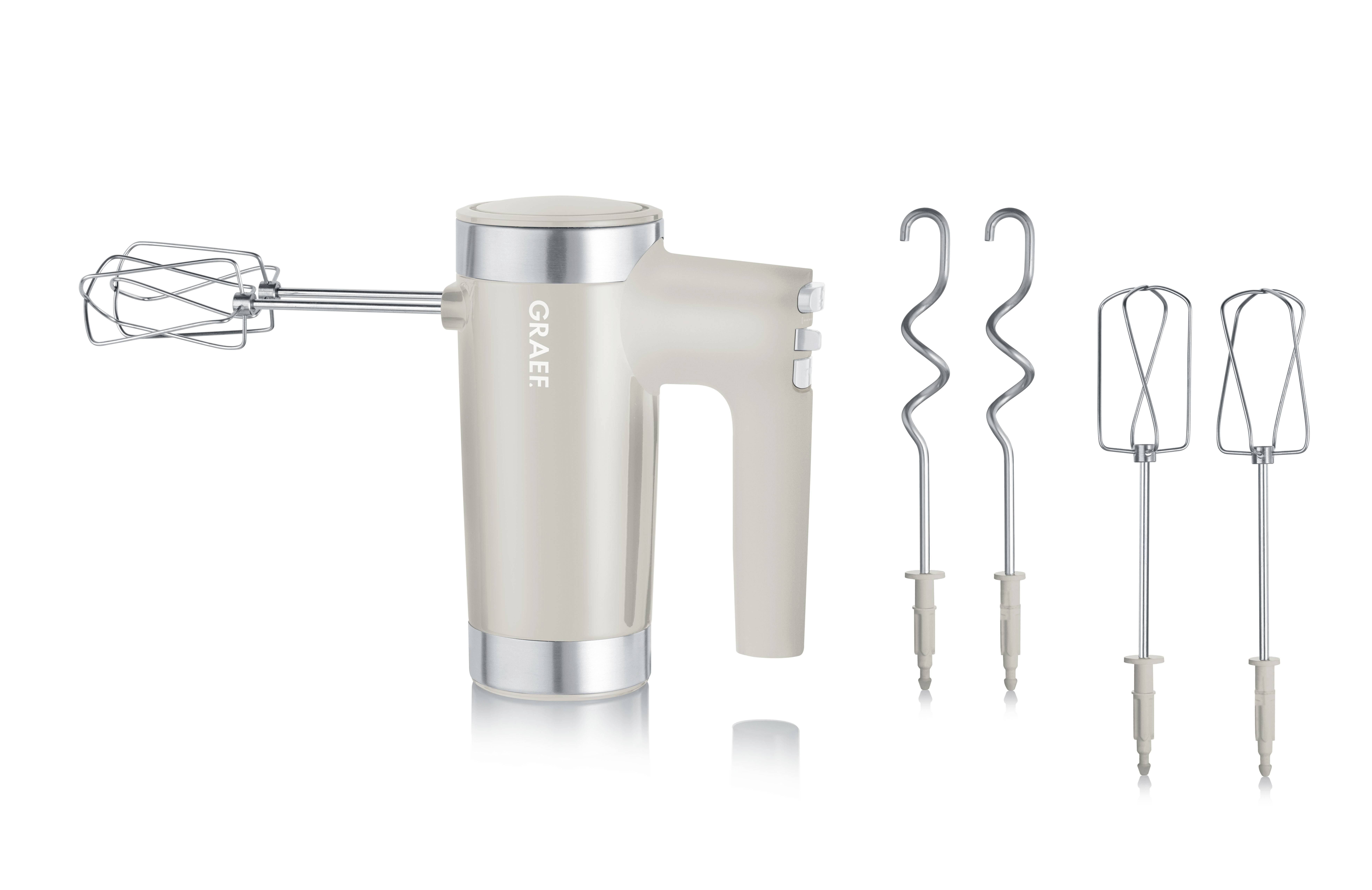 Der Handmixer ist cremefarben und verfügt über zwei Knethaken und zwei Rührbesen. Die Marke 'Graef' ist auf der Seite sichtbar.