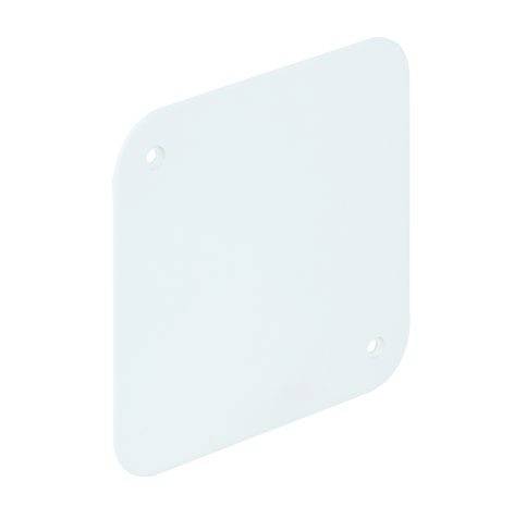 Ein transparentes, leicht bläuliches Plastikquadrat mit abgerundeten Ecken und zwei Löchern an gegenüberliegenden Seiten.