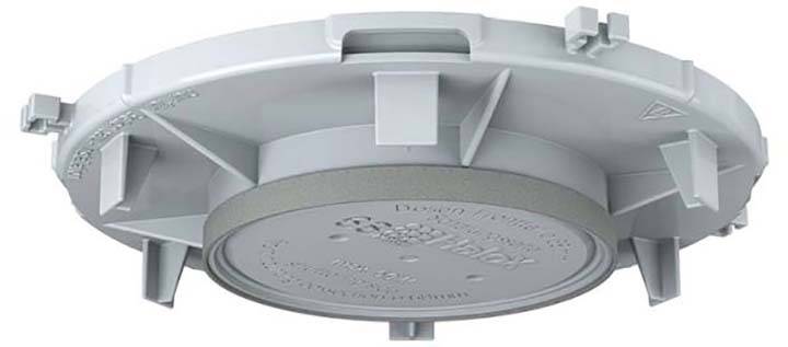 Ein rundes, hellgraues Kunststoffteil, möglicherweise ein Deckel oder Abdeckung, mit Text und Logos auf der Oberseite.