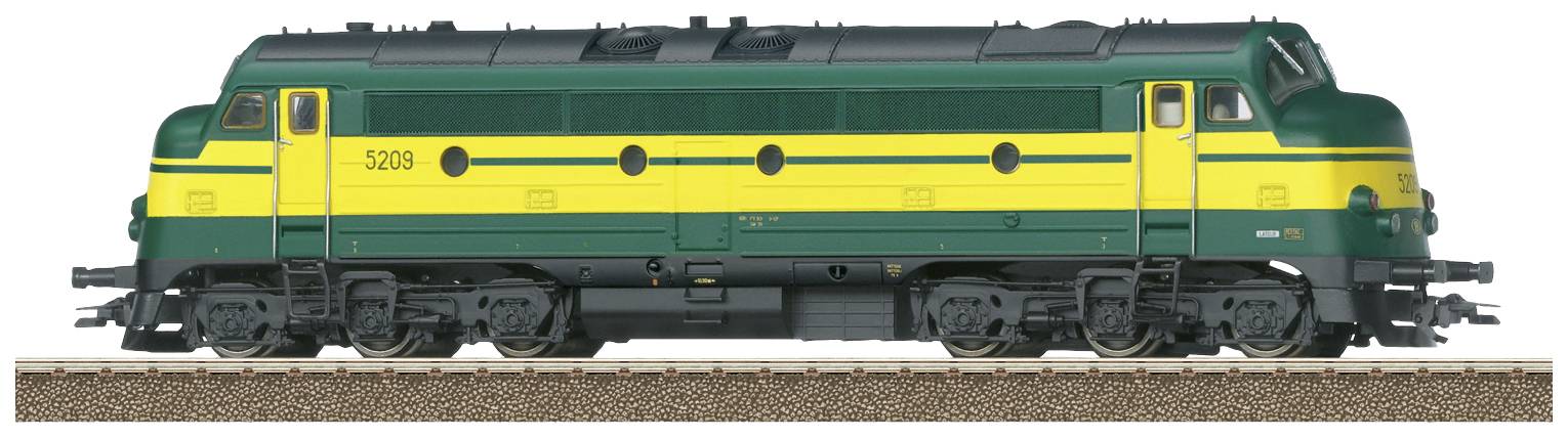 Grüner und gelber Modellzug mit der Nummer '5209', seitlich auf einem Bahngleis abgebildet.