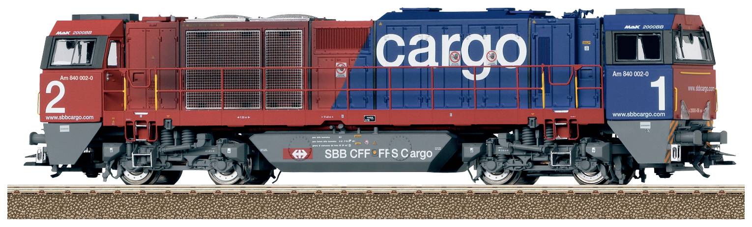 Rote und blaue Lokomotive der SBB Cargo, nummeriert mit 1 und 2, steht auf einem Gleis.