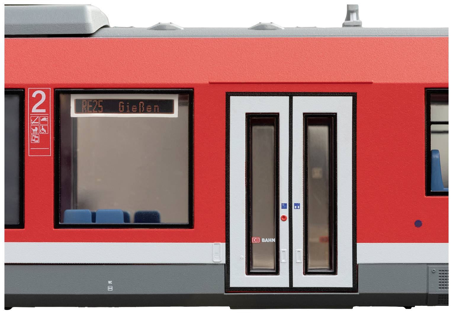 Ein roter Regionalzug mit der Aufschrift 'RE25 Gießen' neben einer Tür. Links ein Fenster mit der Sitzplatznummer '2'.