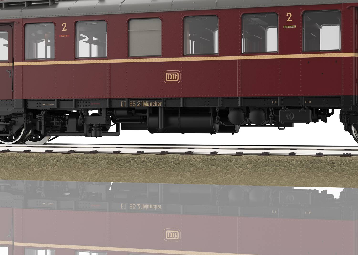 Rotes Modell eines deutschen Zugwaggons auf Schienen, mit der Aufschrift 'DB' und 'EL 85 2 München', grau-roter Anstrich.