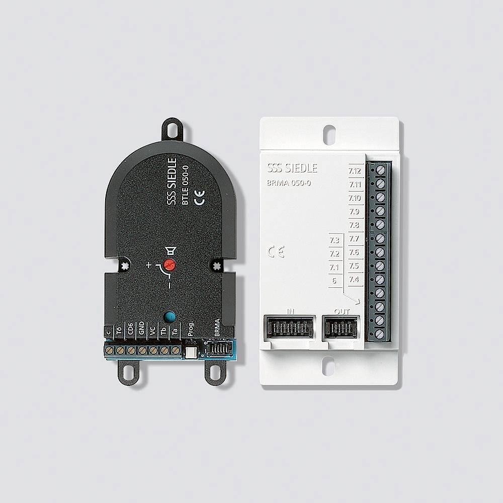 Elektronisches Modul mit schwarzer und weißer Abdeckung, mehreren Anschlusspunkten und Etiketten.
