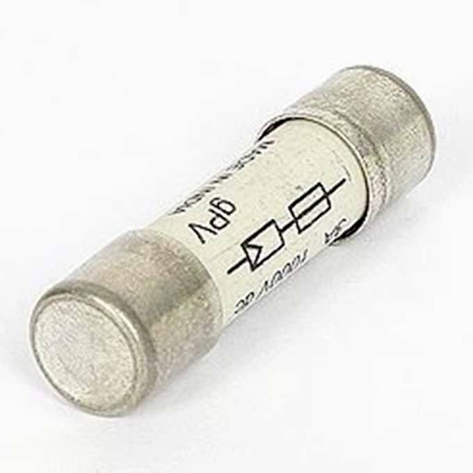 Eine weiße zylindrische Sicherung mit Metallkappen an beiden Enden und einer schwarzen Aufschrift '6 A 250 V' in der Mitte.