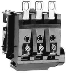 Ein elektrischer Sicherungsblock mit drei Einzelklemmen, jeweils mit einer Schraube zur Befestigung von Kabeln. Silberne Kontakte oben.