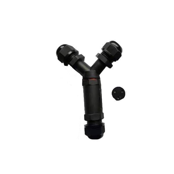 Y-förmiger Rohrverbinder aus schwarzem Metall mit drei Verschraubungen, dient zur Verbindung von Kabeln in einem elektrischen System.