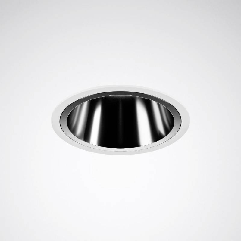 Einbauleuchte mit runder, metallischer Fassung in weißer Decke.