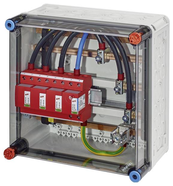 Ein elektrischer Verteilerkasten mit transparentem Deckel, zeigt rote Sicherungen und Kabelanschlüsse.