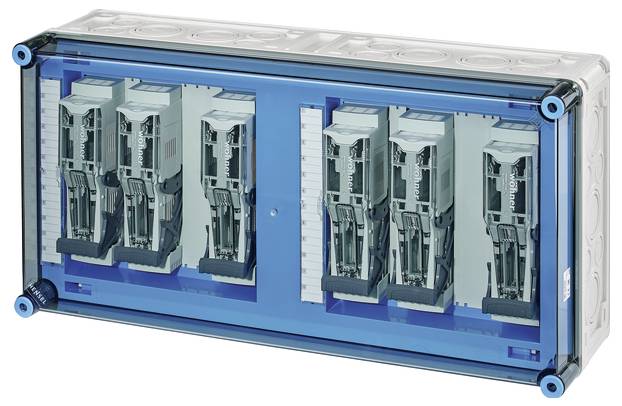 Ein blaues, rechteckiges Gehäuse mit transparentem Deckel zeigt Schalter oder Module im Inneren, montiert als Teil eines elektrischen Systems.