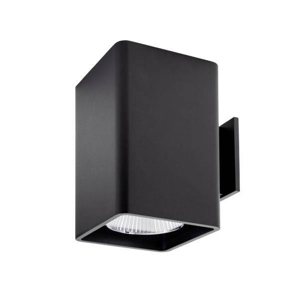 Rechteckige schwarze Außenwandleuchte mit quadratischer Öffnung, modernem Design und klarer Linse, an einer Wand montiert.
