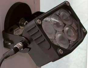 Eine schwarze Kamera oder ein Sensor mit mehreren Linsen, montiert an einer Wand, möglicherweise zur Überwachung oder Erfassung von Daten.