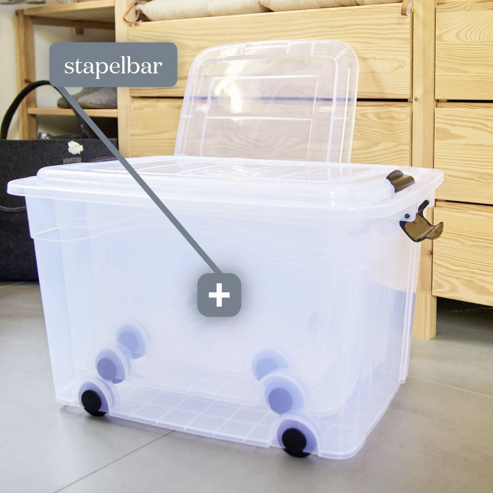Durchsichtige Kunststoffbox auf Rädern, beschriftet mit 'stapelbar'. Im Hintergrund befinden sich Holzmöbel.