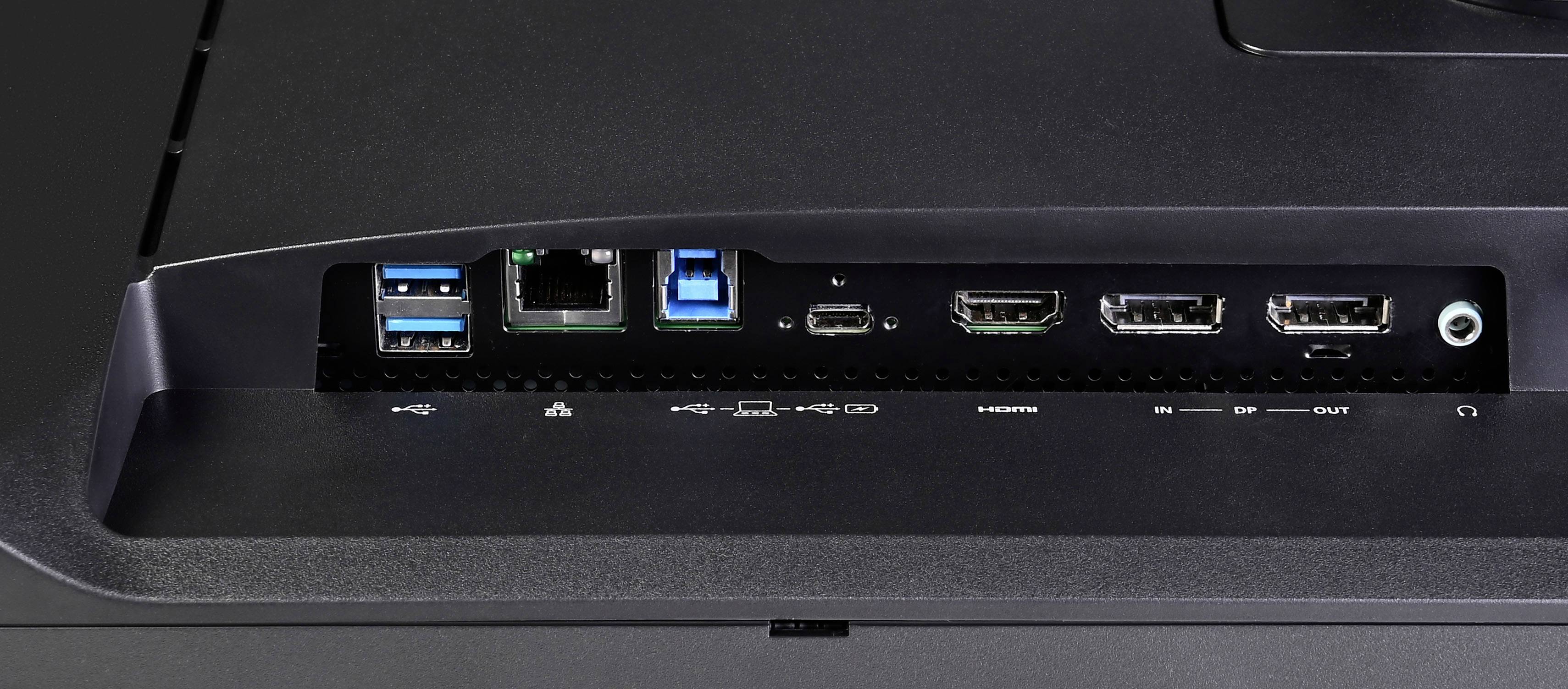 Rückseite eines Computerbildschirms mit verschiedenen Anschlüssen: zwei USB-Ports, ein LAN, ein USB-C, zwei HDMI-Anschlüsse, ein DisplayPort.