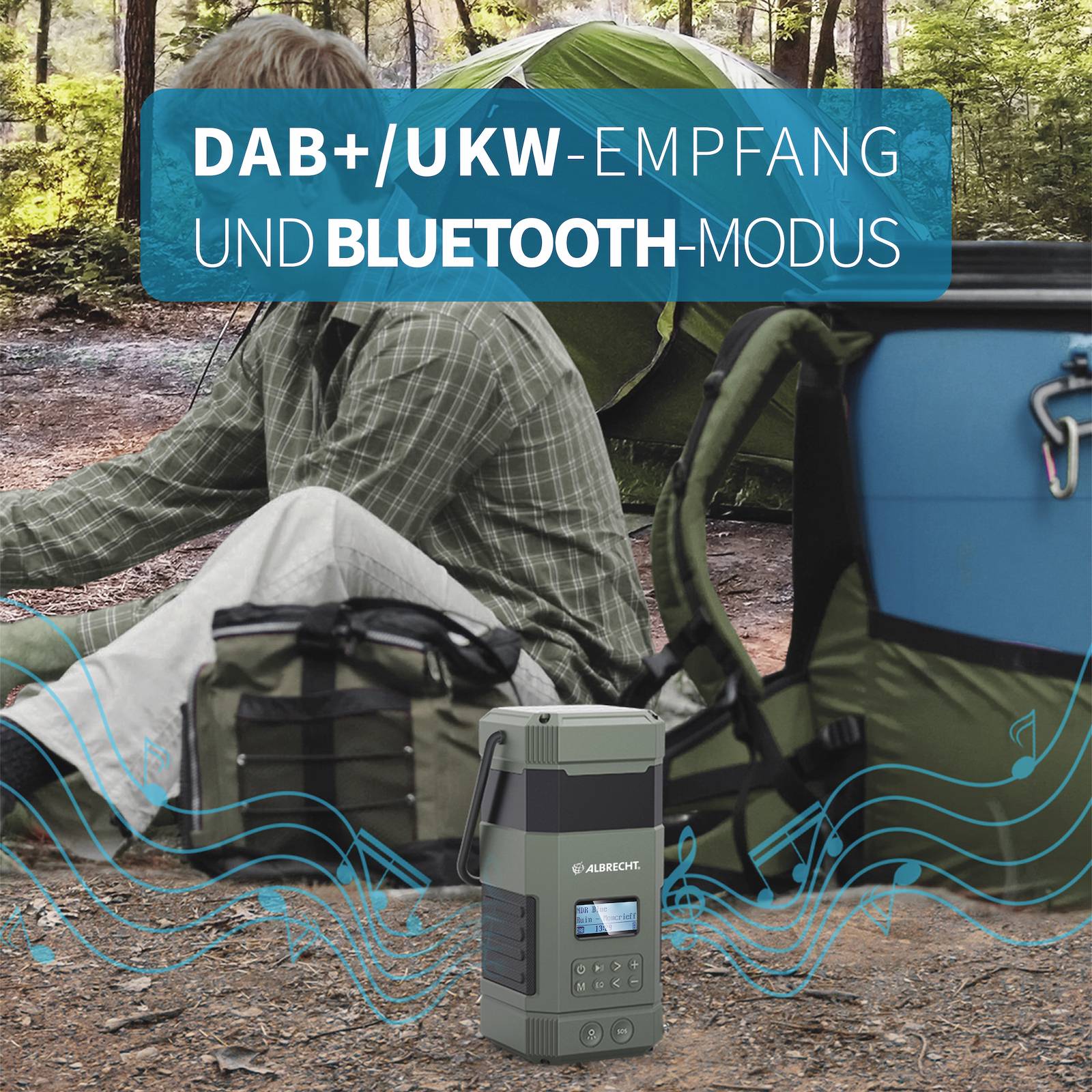 Person sitzt neben Campingausrüstung, eingehüllt in eine Decke. Text im Bild: DAB+/UKW-Empfang und Bluetooth-Modus.