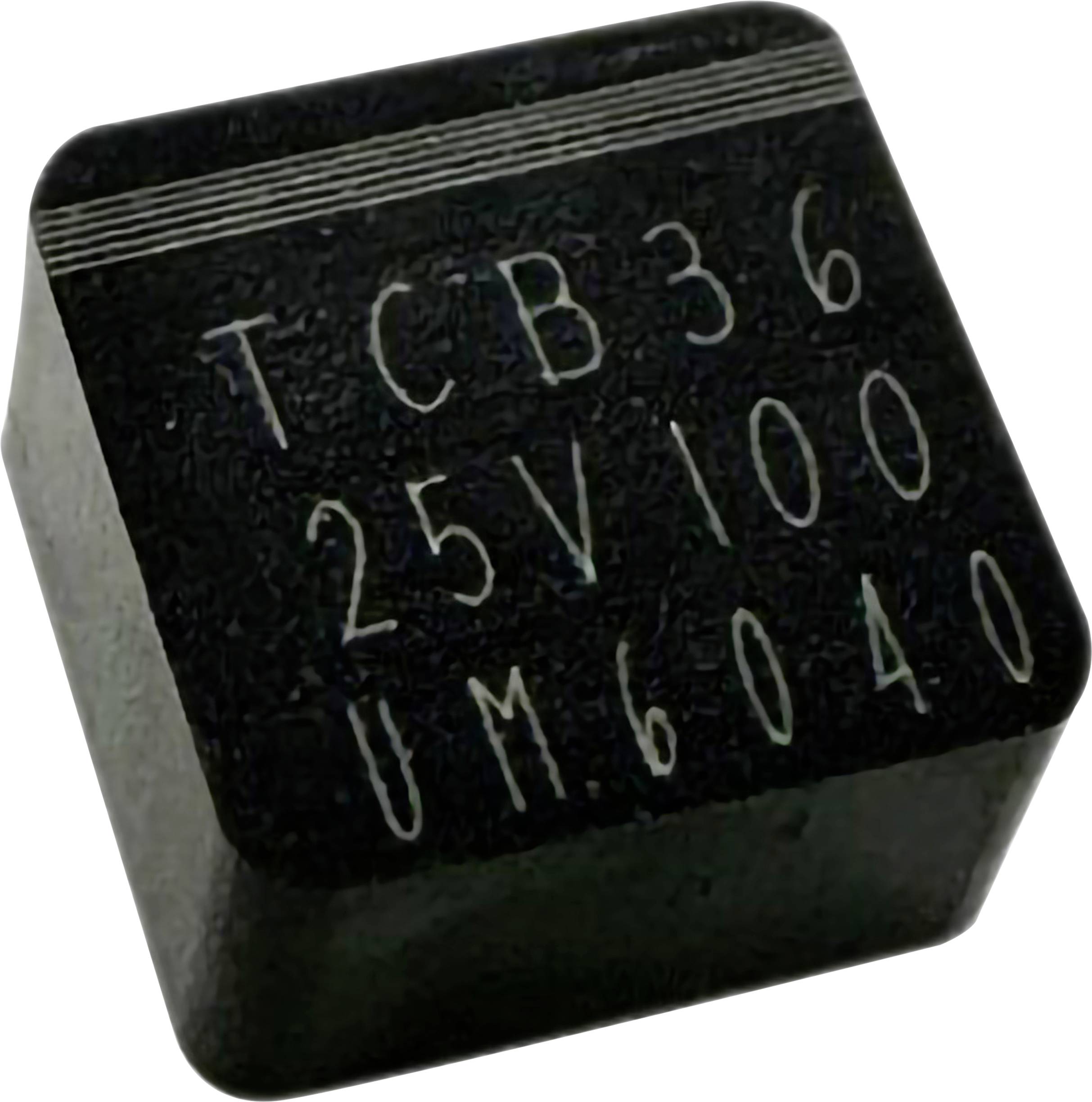 Schwarzer Elektrolytkondensator mit der Aufschrift 'TCB36 25V100 UM.6040' auf der Oberseite.