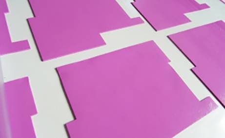 Mehrere rechteckige, pinkfarbene Papierblätter liegen in überlappenden Schichten auf einer weißen Oberfläche.