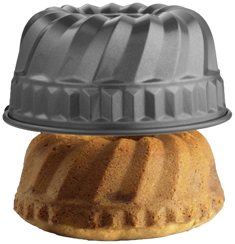 Ein frisch gebackener Kuchen wird aus einer runden, geriffelten Gugelhupfform gehoben.