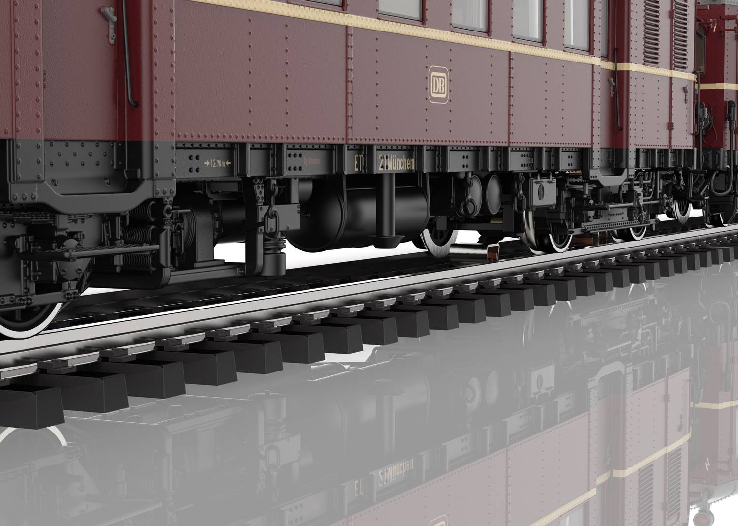 Nahaufnahme eines historischen Zugwagens auf Schienen, lackiert in dunkelroter Farbe, Detailaufnahme der unteren Wagenstruktur.