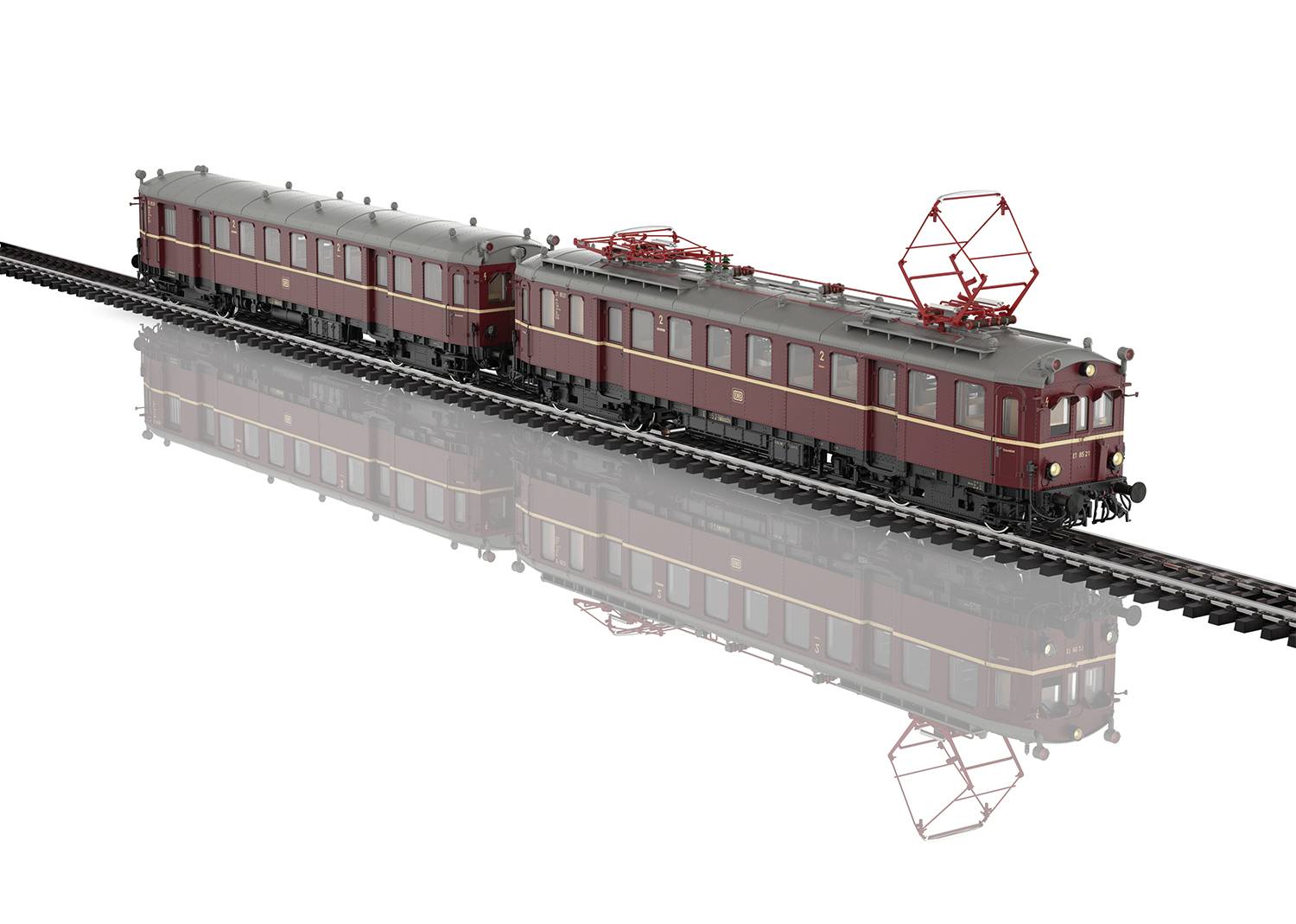 Ein Modellzug in roter Lackierung mit zwei Wagen auf einem Gleis. Der Zug hat Panthographen auf dem Dach und spiegelt sich im Boden.