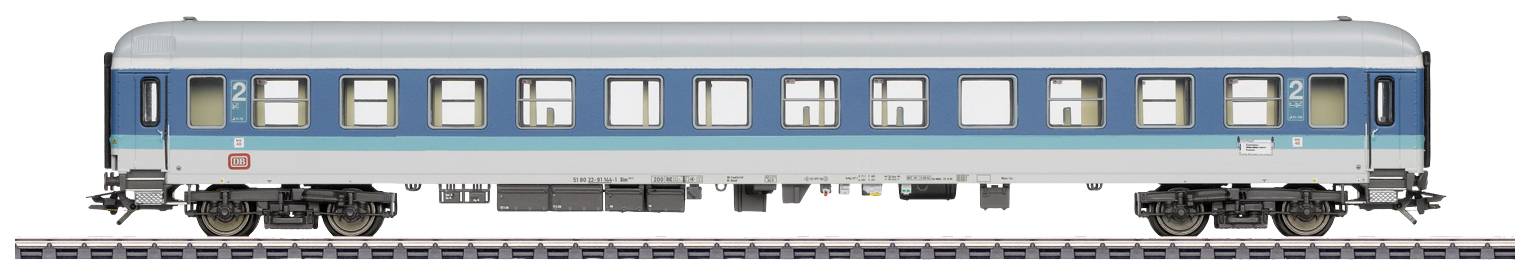 Ein blauer und weißer Eisenbahn-Personenwagen auf Gleisen, zeigt ein schlichtes Design mit mehreren Fenstern und zwei Türen.