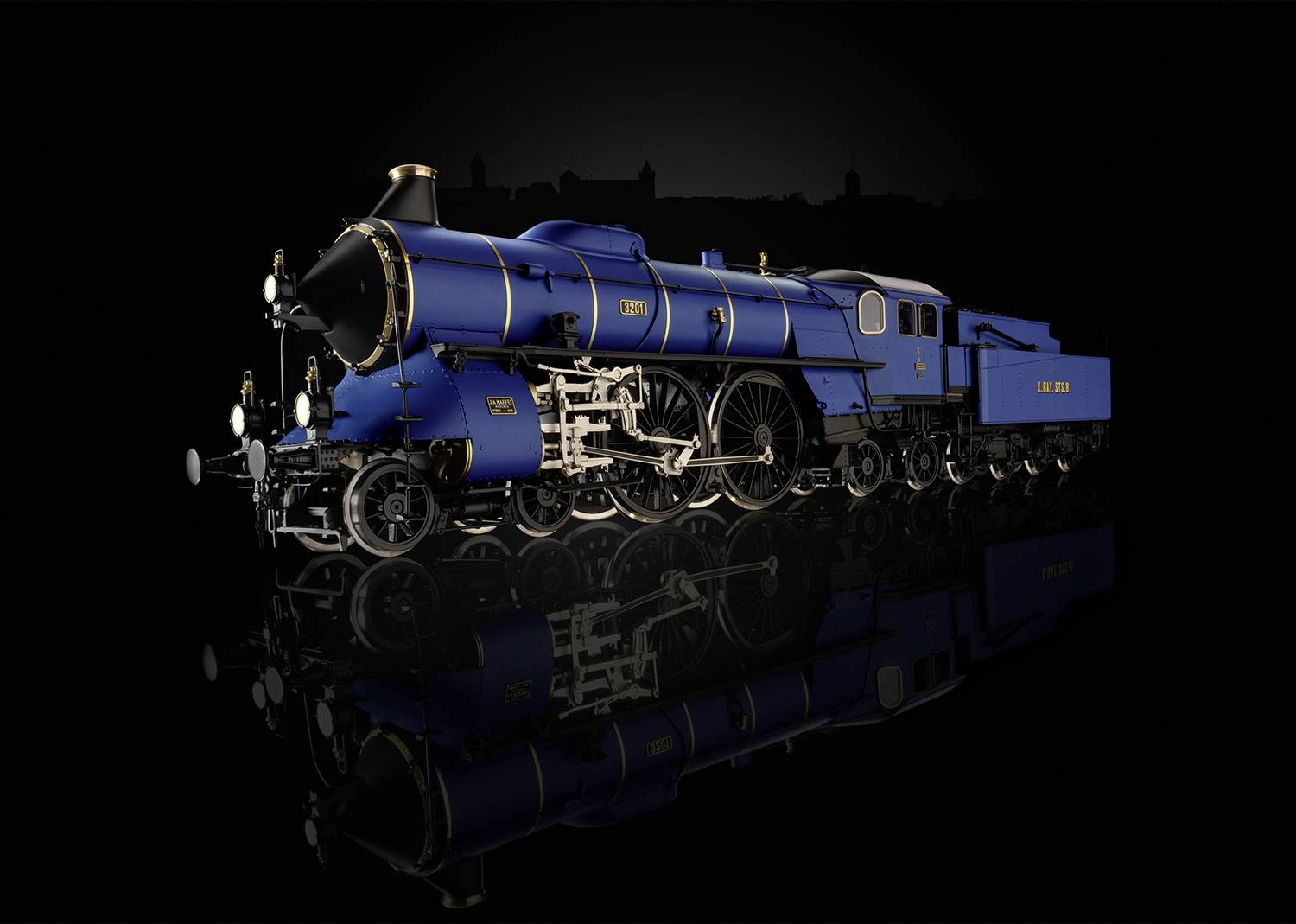 Blauer Modellzug im Stil einer Dampflokomotive vor schwarzem Hintergrund, detailgetreu mit goldenen Verzierungen und Schriftzug '242 A1'.