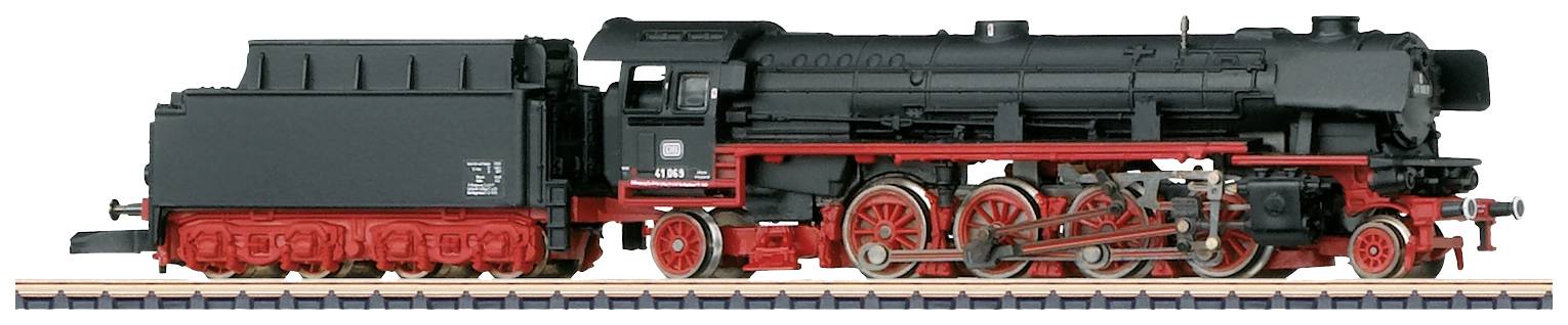 Ein Modell einer schwarzen Dampflokomotive mit roten Details, auf einem Abschnitt von Eisenbahnschienen.