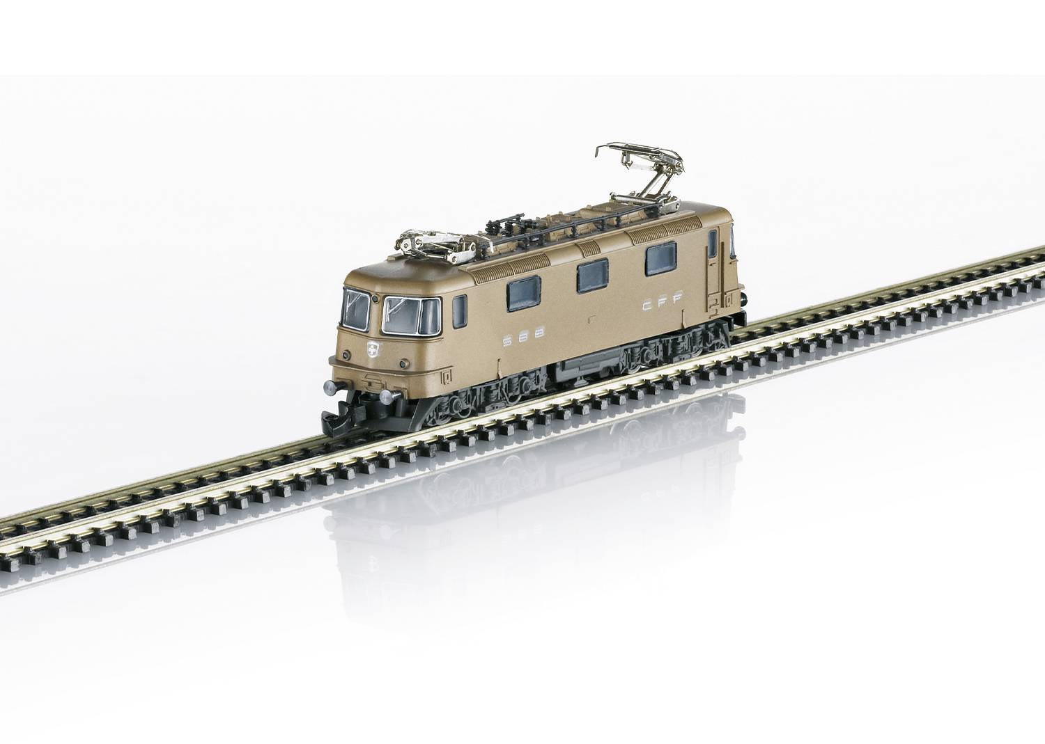 Ein Modell einer elektrolokomotive auf einem Gleis, beige, mit detaillierter Gestaltung und Pantographen oben, vor weißem Hintergrund.