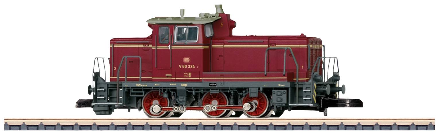 Rotes Modell einer Diesellokomotive der Baureihe V 60 auf einem Gleis. Detaillierte Nachbildung mit Beschriftungen und Streifen.