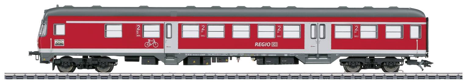 Roter Regionalzugwaggon mit Fahrradsymbol und Aufschrift 'REGIO'. Zahlreiche Fenster und ein schlichtes Design auf Schienen.