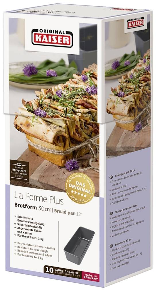'Original Kaiser Brotform La Forme Plus 30 cm' auf Verpackung. Foto von gebackenem Brot, Schnittflächen sichtbar, garniert mit Kräutern.