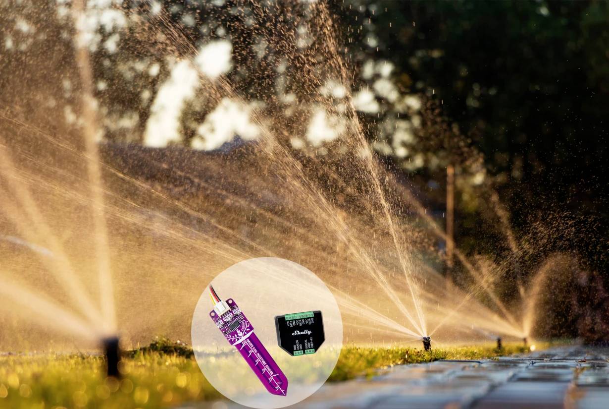 Rasenbewässerungssystem mit mehreren aktiven Sprinklern auf einer Wiese bei Sonnenuntergang. Im Vordergrund ein Sensor und Mikrochips.