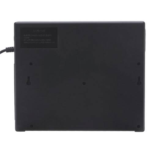 Rückseite eines schwarzen, rechteckigen elektronischen Geräts mit zwei Steckplätzen für die Wandmontage und einem Stromkabel links.