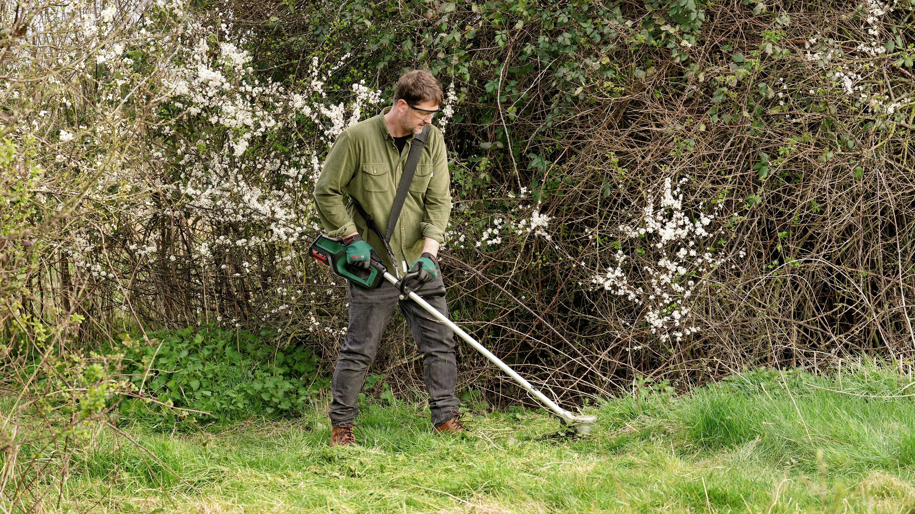 Bosch Home and Garden AdvancedBrushCut 36V-23-750 Akku Rasentrimmer inkl. Akku, inkl. Ladegerät, Tragegurt 36 V 2.0 Ah Schnittbreite (max.): 33 cm