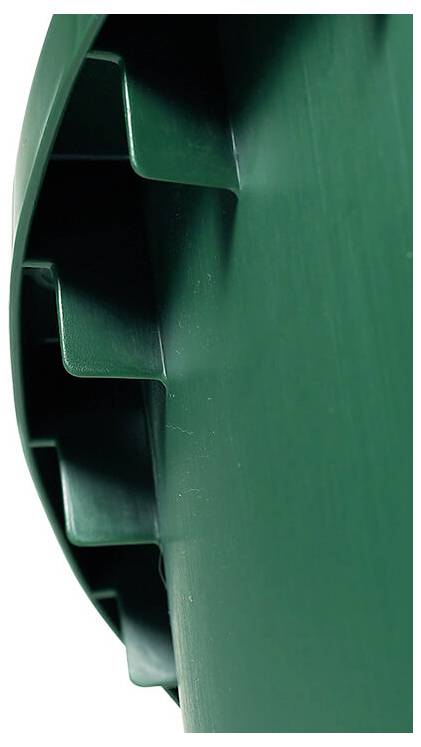 Nahaufnahme der Seite eines grünen Kunststoffbehälters mit sichtbaren zahnartigen Rillen, die darauf hindeuten, dass es sich um einen Teil eines Deckelverriegelungsmechanismus handelt.