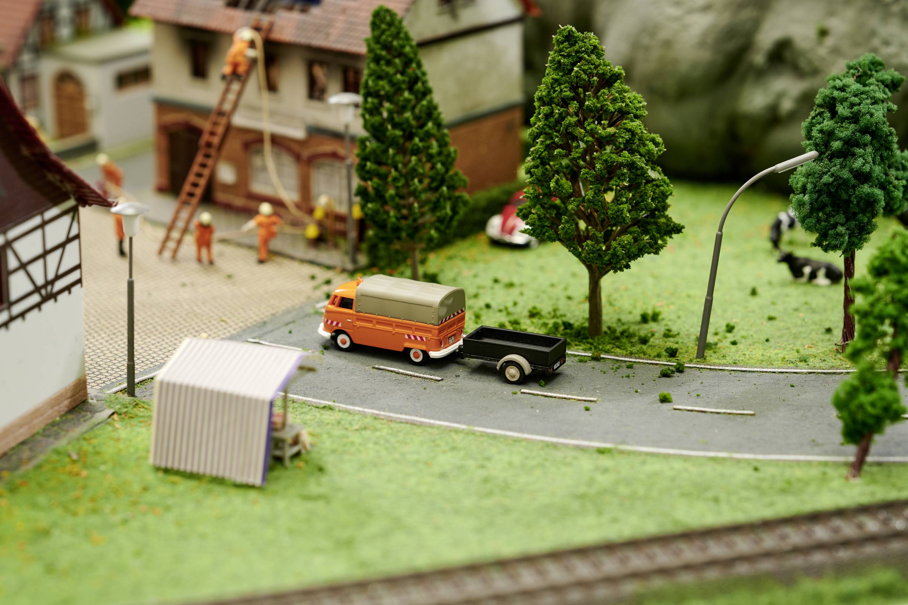 Carson Modellsport 504155 1:87 Pritschenanhänger m. Anhängerkuppl. 1:87 Modellauto-Anhänger