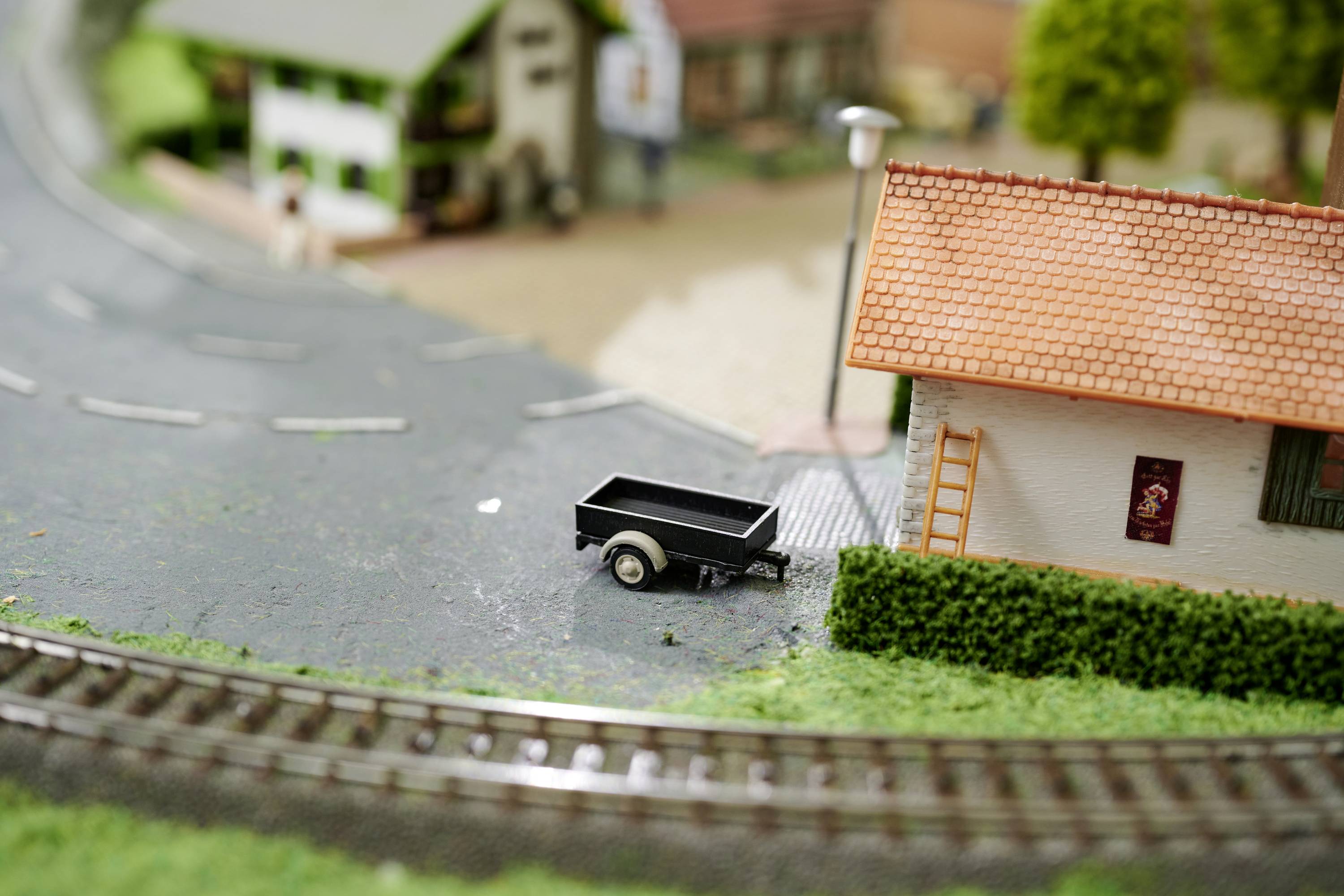 Carson Modellsport 504155 1:87 Pritschenanhänger m. Anhängerkuppl. 1:87 Modellauto-Anhänger