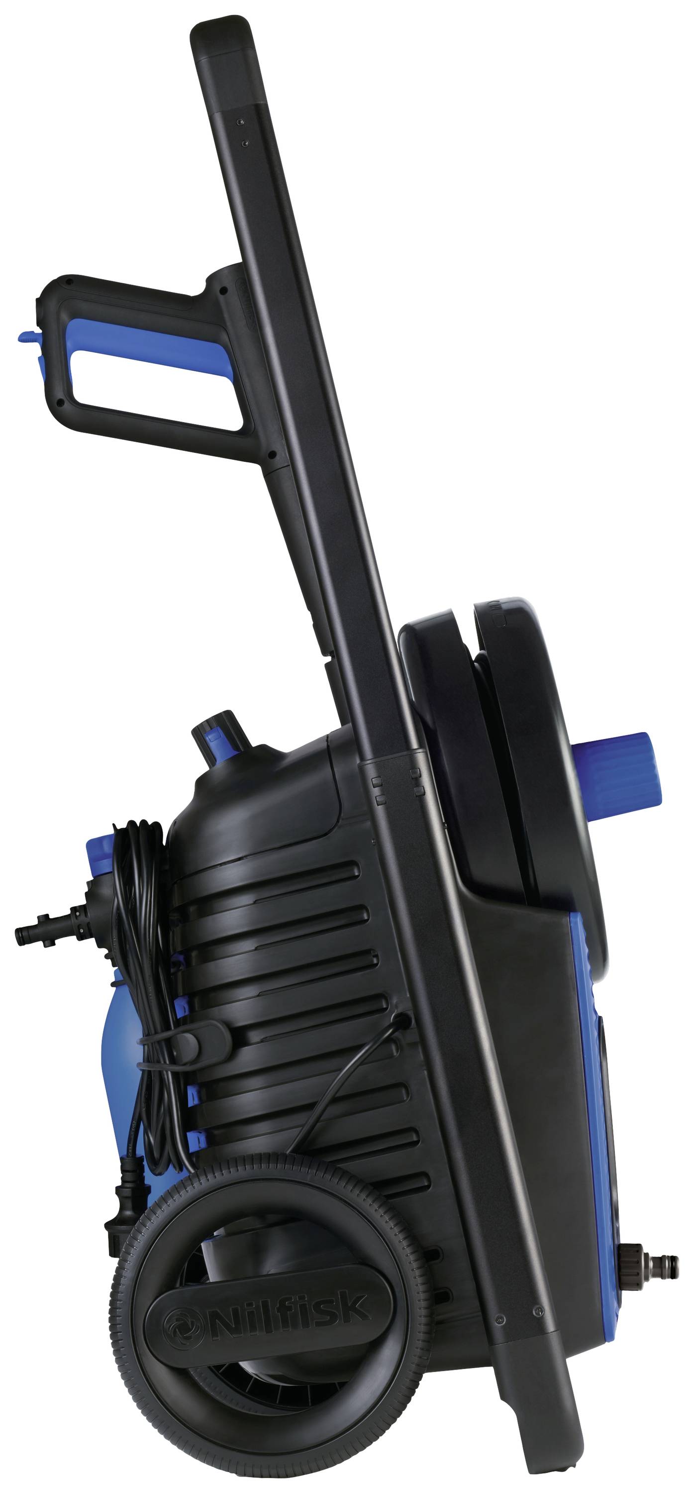 Seitenansicht eines tragbaren Hochdruckreinigers mit zwei Rädern und einem Griff. Er ist hauptsächlich schwarz mit blauen Akzenten.