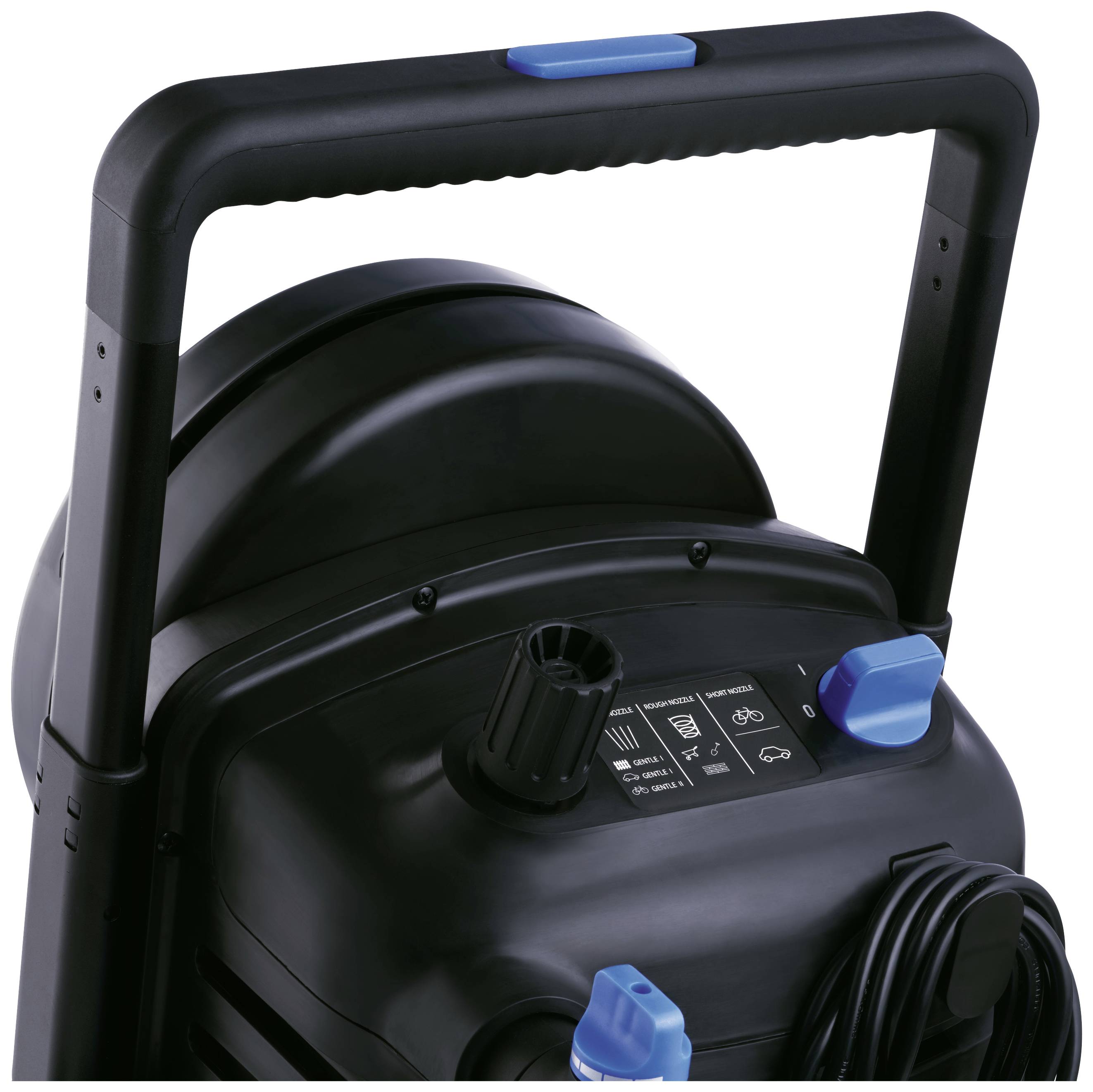 Ein schwarzer Hochdruckreiniger mit Steuerknopf und blauen Akzenten, zeigt die Rückseite mit Kabelaufwicklung und Bedientafel.