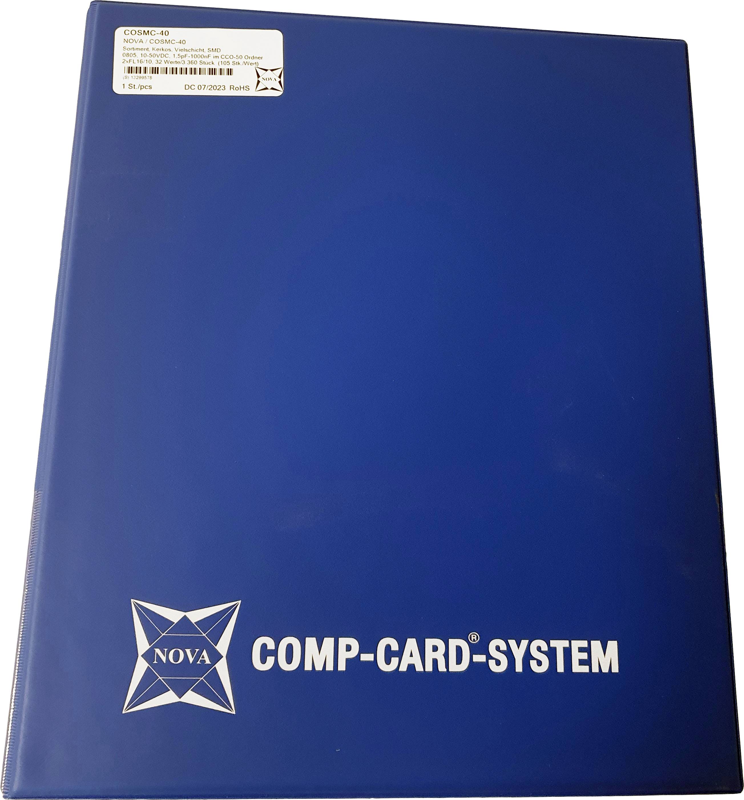 Blauer Ordner mit der Aufschrift 'NOVA COMP-CARD-SYSTEM' und einem kleinen weißen Etikett oben links.