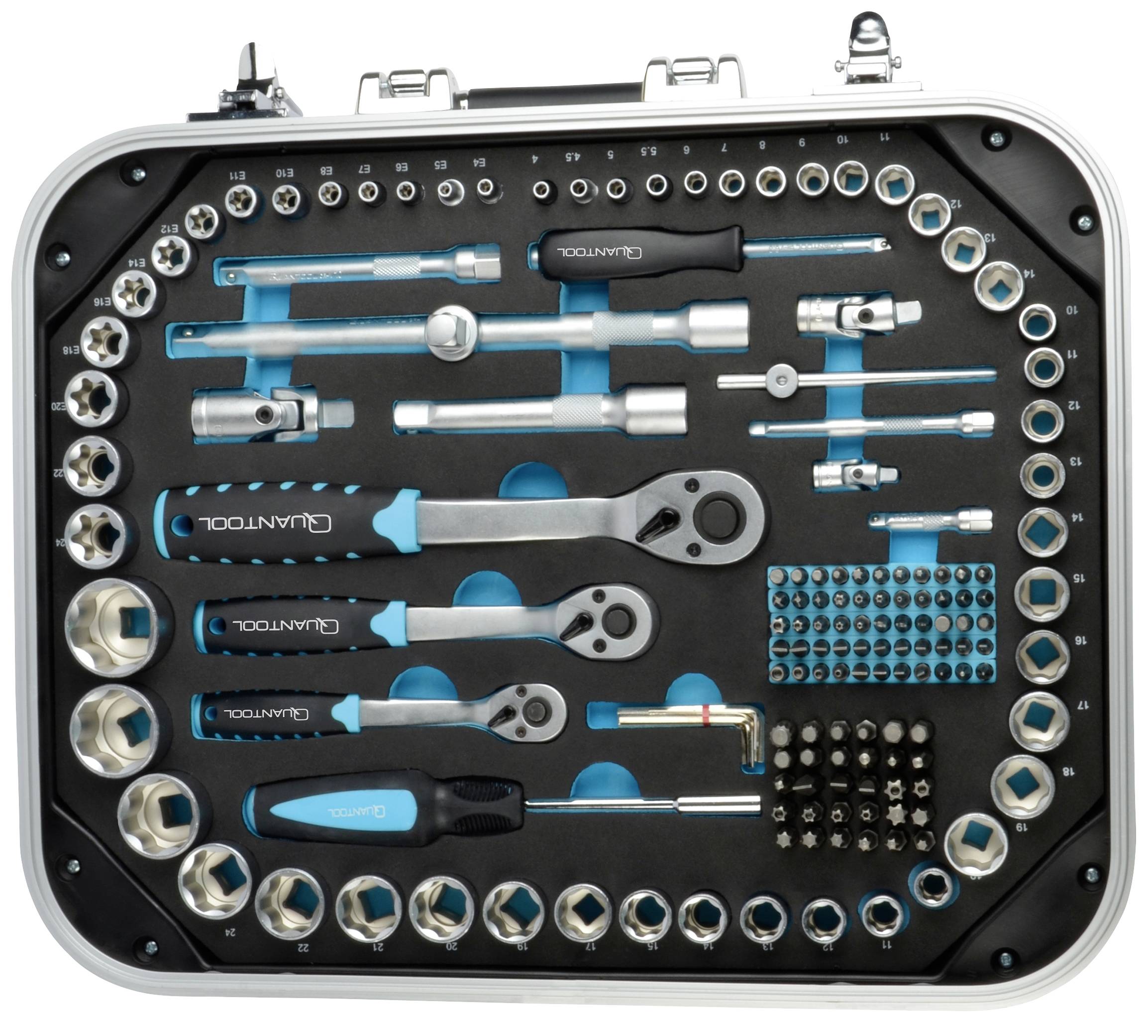 Ein geöffneter Werkzeugkoffer mit verschiedenen Steckschlüsseln, Ratschen und Verlängerungen, ordentlich in Schaumstoff einsortiert.