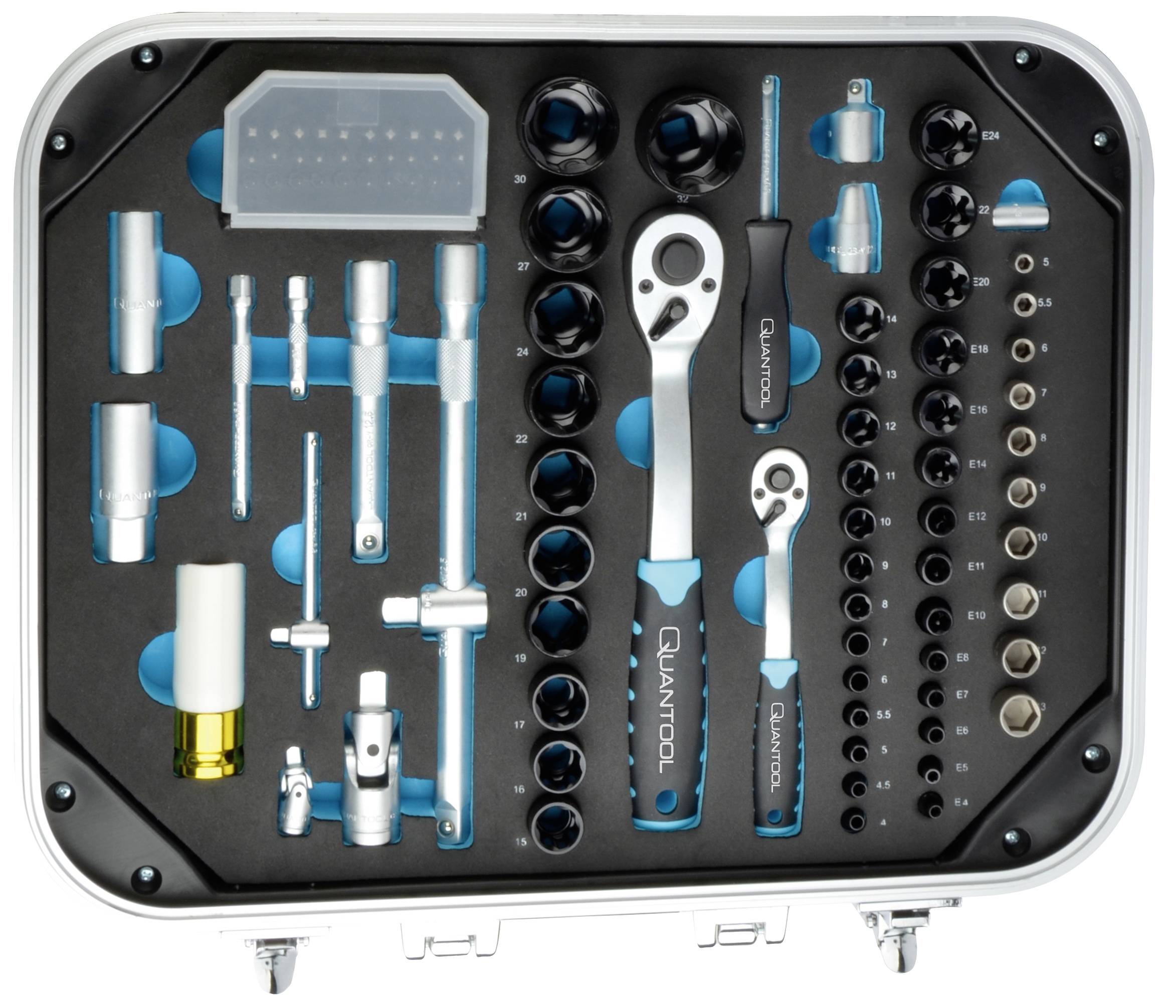 Ein Werkzeugkoffer mit diversen Steckschlüsseleinsätzen und Ratschen. Werkzeuge sind ordentlich in Schaumstoff eingelegt.
