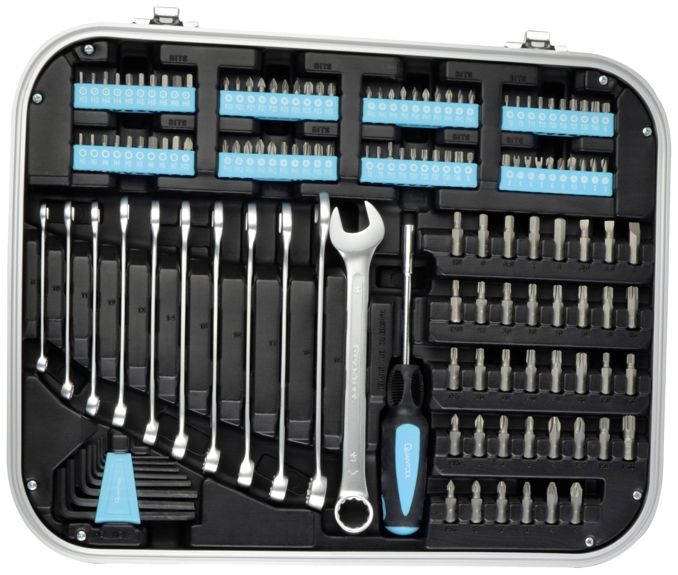 Ein Werkzeugkoffer mit verschiedenen Schraubenschlüsseln, Bits und einem Schraubendreher, organisiert in einem rechteckigen Kasten.