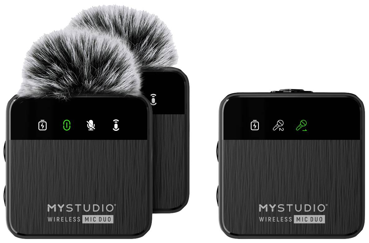 Zwei drahtlose Mikrofone von 'Mystudio' mit flauschigen Windschutzaufsätzen und ein Empfänger mit Kontrollleuchten, die den Betriebsstatus anzeigen.