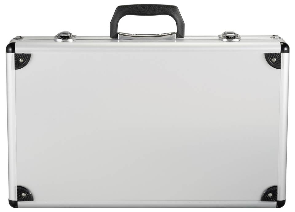 Ein metallischer Aktenkoffer mit schwarzem Griff, silbernen Verschlüssen und verstärkten Ecken, geschlossen und aufrecht auf weißem Hintergrund stehend.