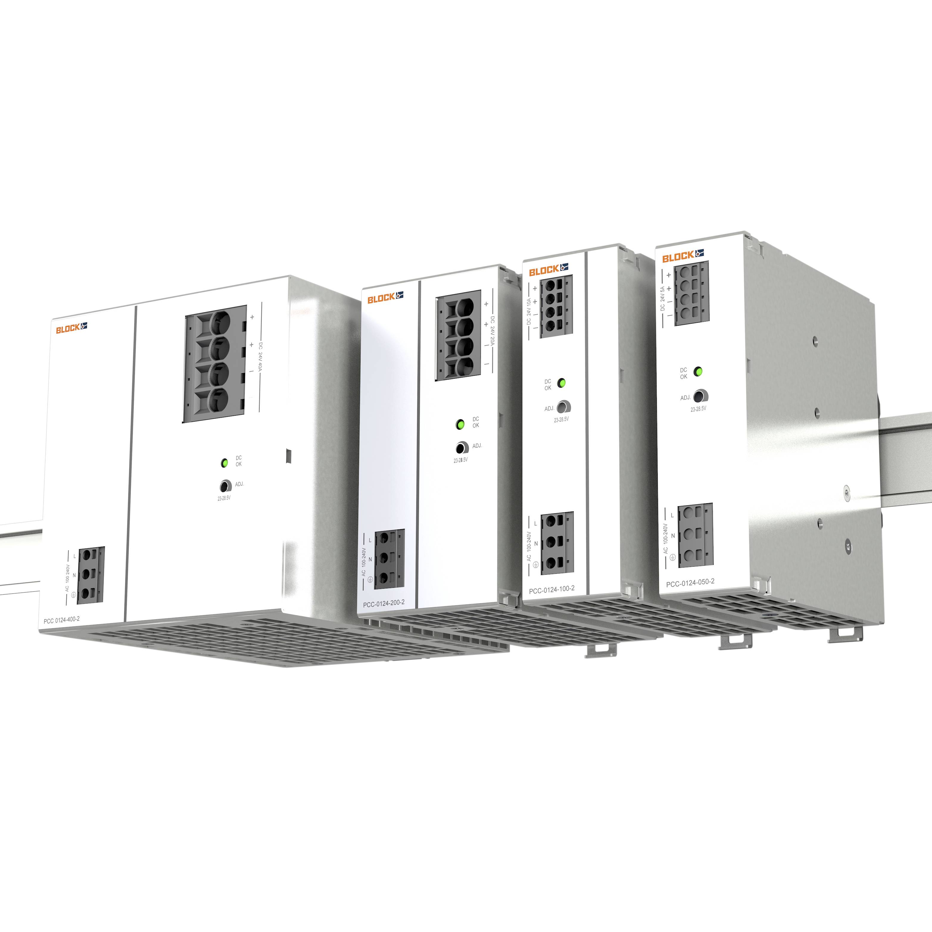 Mehrere elektrische Geräte sind nebeneinander an einer Metallschiene montiert. Sie haben weiße Gehäuse und diverse Anschlüsse vorne.