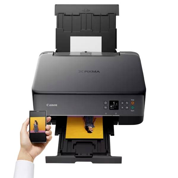 Ein Drucker druckt ein Bild, das von einem Smartphone gesendet wird. Eine Hand hält das Smartphone, das die Bildübertragung steuert.