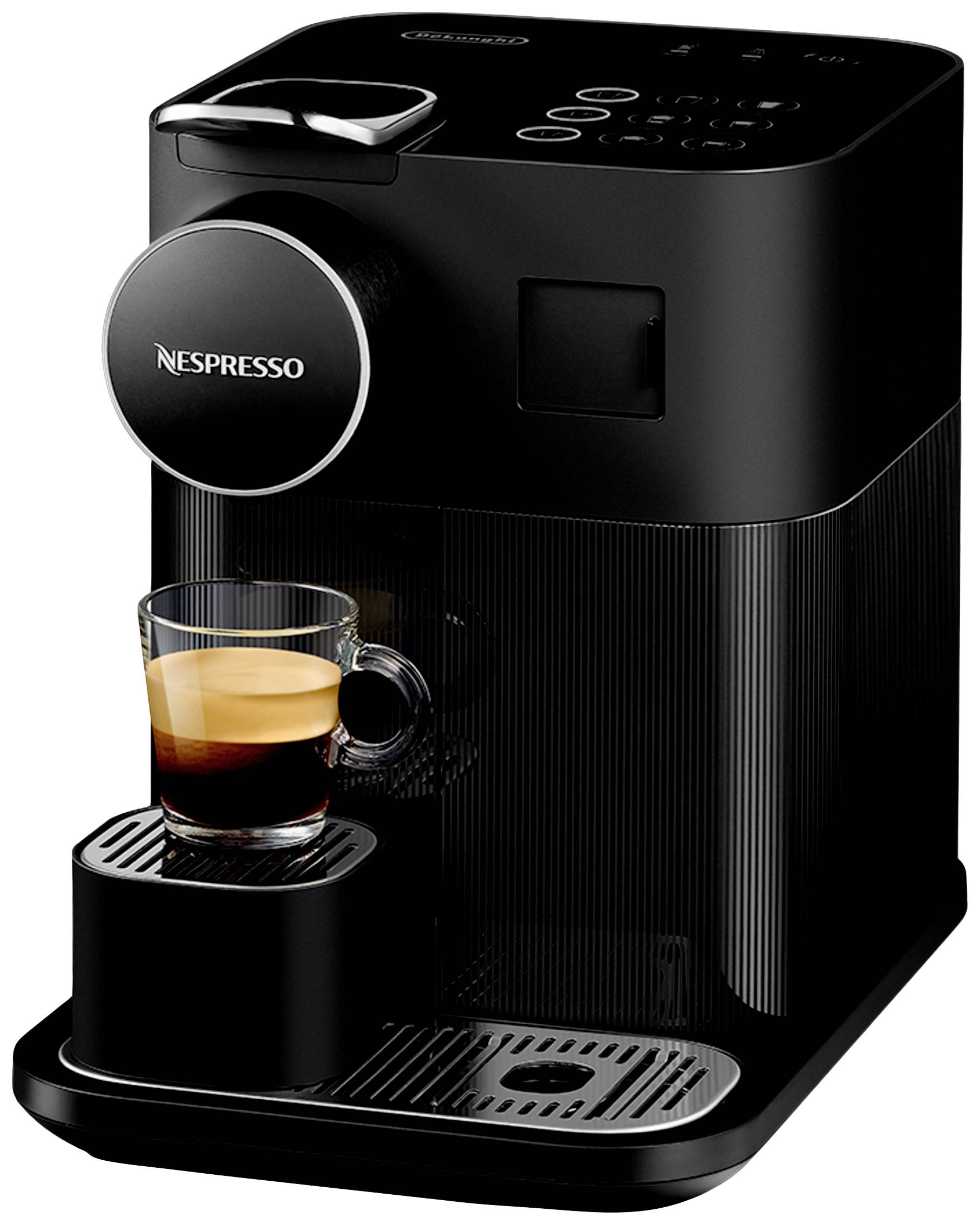 Schwarze Nespresso-Kaffeemaschine mit Espresso-Tasse auf der Tropfschale.