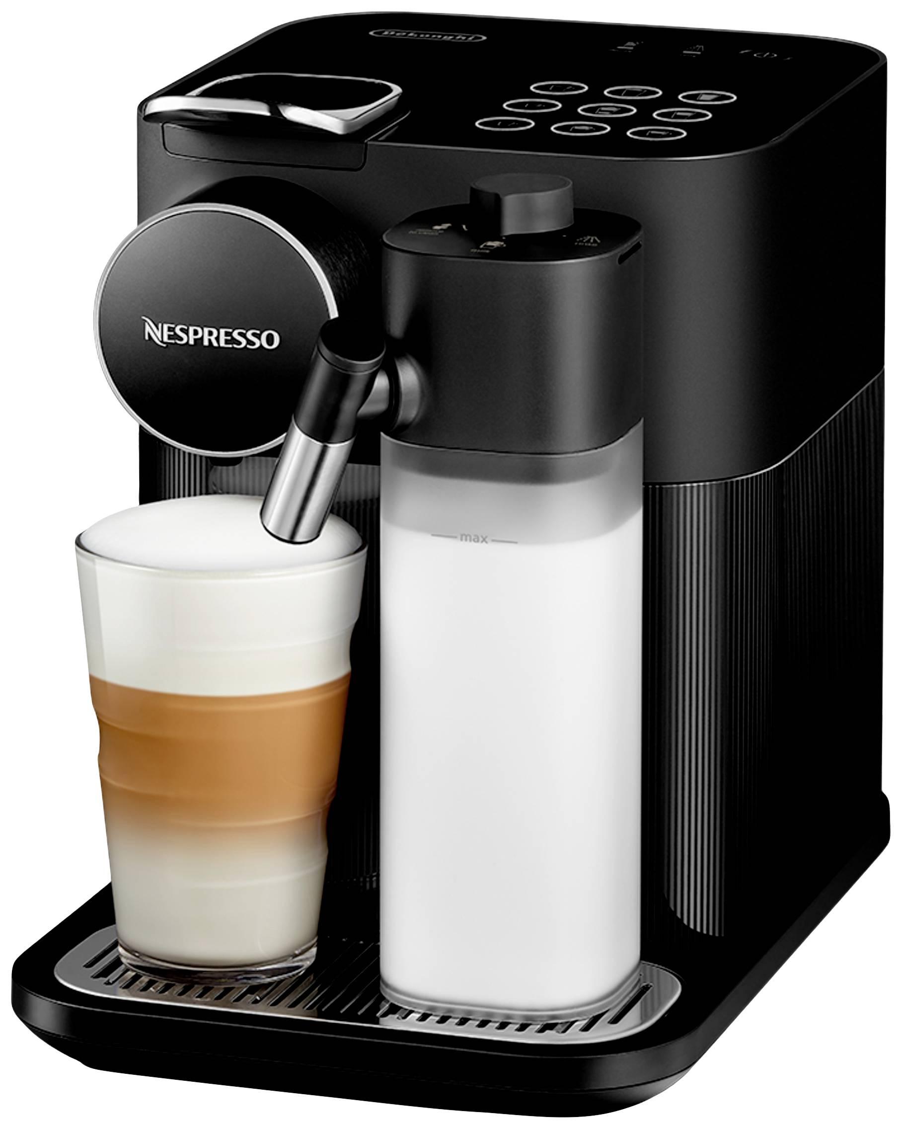 Eine schwarze Nespresso-Maschine bereitet einen Cappuccino zu. Ein Glas mit Schichten aus Espresso und Milchschaum steht auf der Tropfschale.